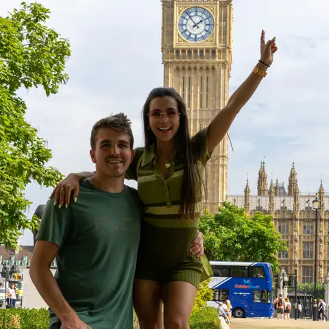 Casal sorrindo em frente ao Big Ben, em Londres