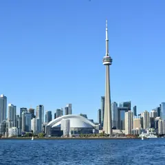 CN Tower e os prédios de Toronto, vistos do lago